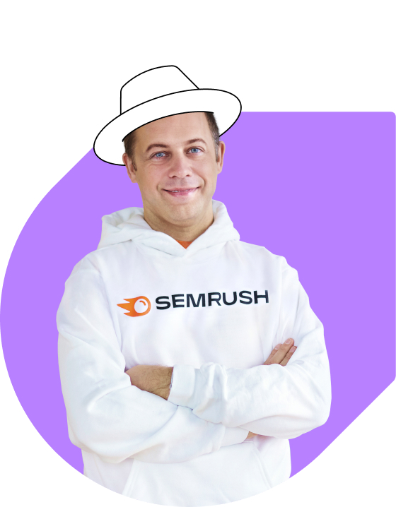 Foto del CEO e fondatore Oleg Shchegolev che indossa una felpa con cappuccio bianca con il logo Semrush e ha un cappello bianco disegnato sulla testa